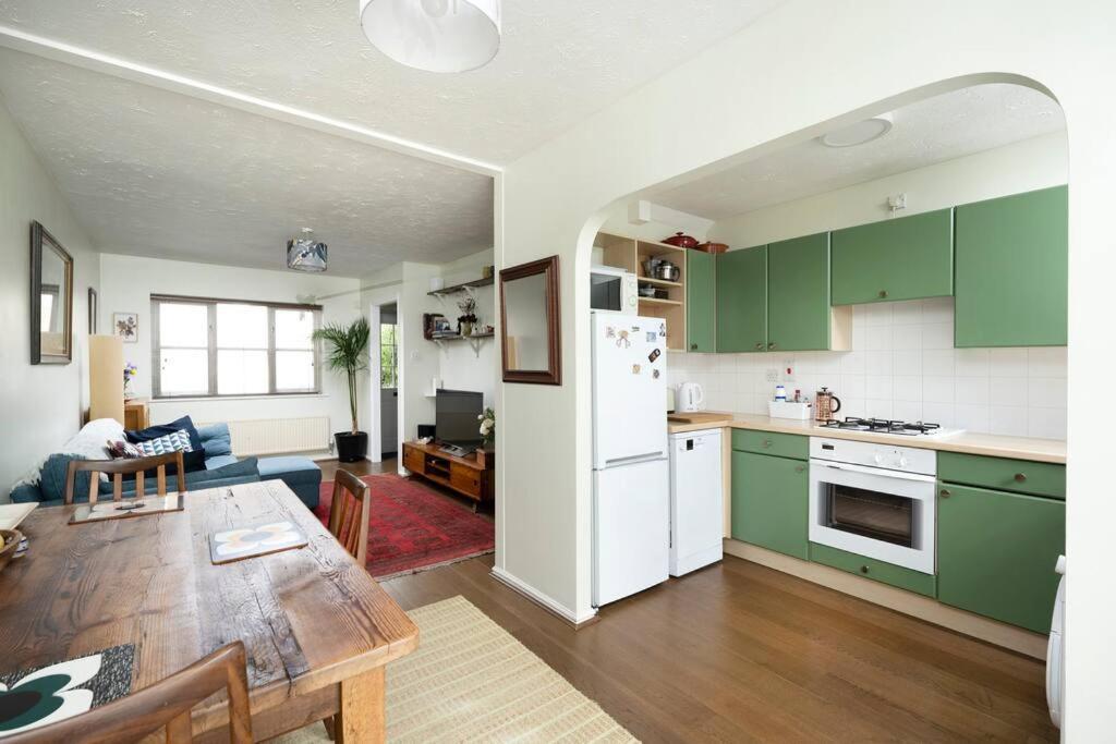 Victoria Park 2 Bedroom House W/ Garden & Parking Londra
